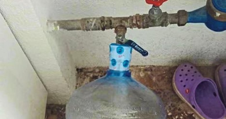 Musluktan paslı su akıyor