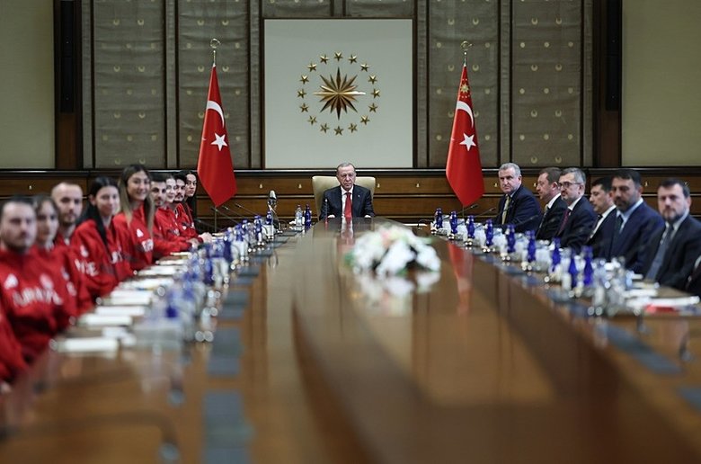 Başkan Erdoğan, sporcuları Külliye’de kabul etti
