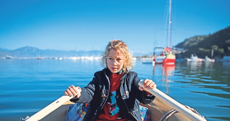 Teknede yaşıyor botla okula gidiyor