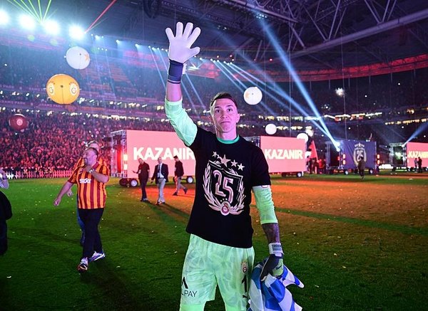 son-dakika-muslera-galatasaraya-gozyaslariyla-veda-etti-1748505790370.jpeg