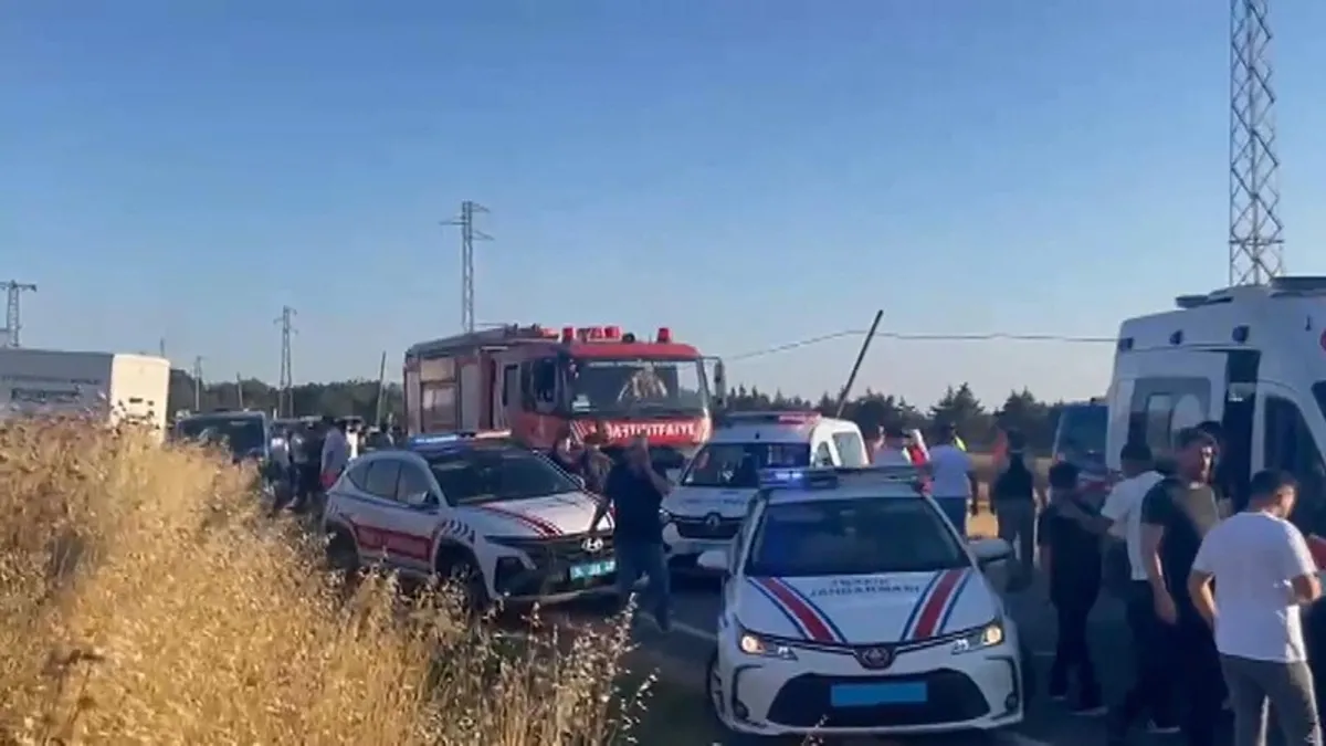 Silivri'de can pazarı! Yolcu minibüsü devrildi: 2 ölü 10 yaralı