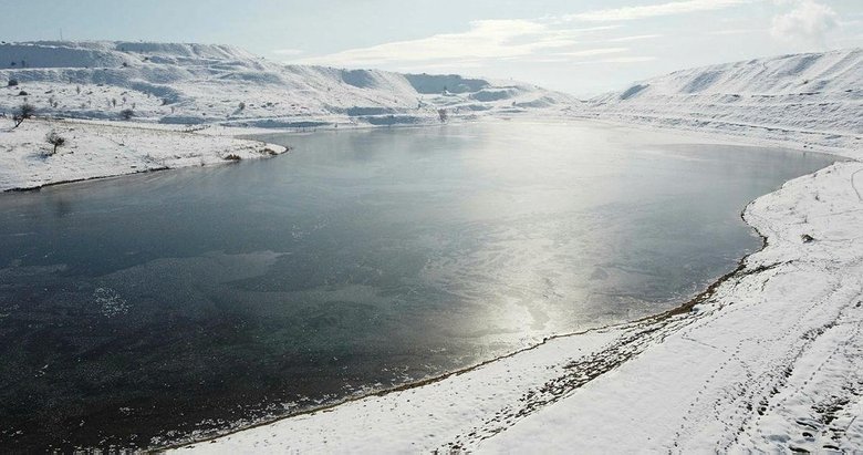 Maden sahasındaki gölet buz tuttu