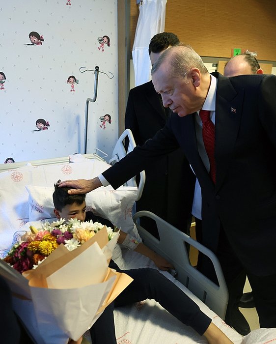 Başkan Erdoğan Balıkesir’deki servis kazasında yaralanan öğrencileri ziyaret etti