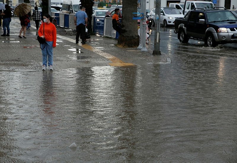 İzmir’de etkili olan sağanak su baskınlarına neden oldu