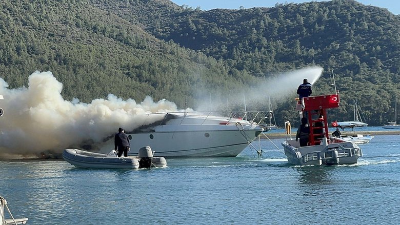 Marmaris’te marinada bağlı motoryat yandı