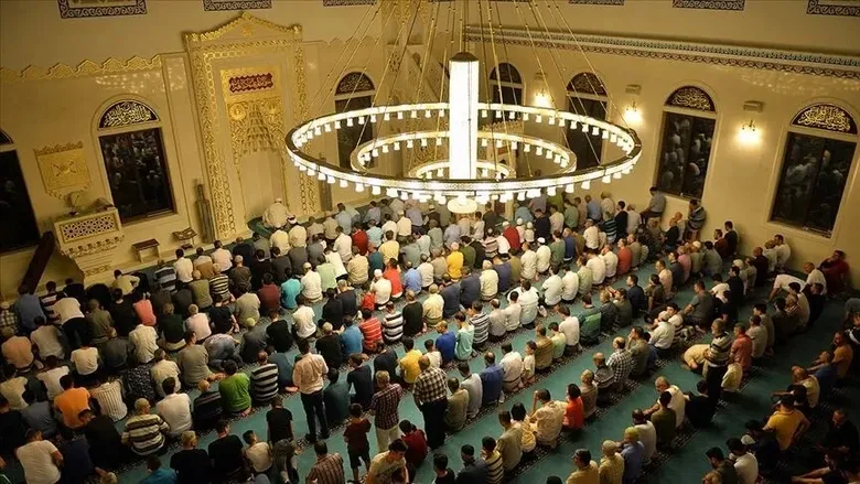 izmir-cuma-namazi-saati-10-temmuz-2026-diyanet-izmir-ogle-ezani-saat-kacta-okunuyor-1783671805403.jpeg