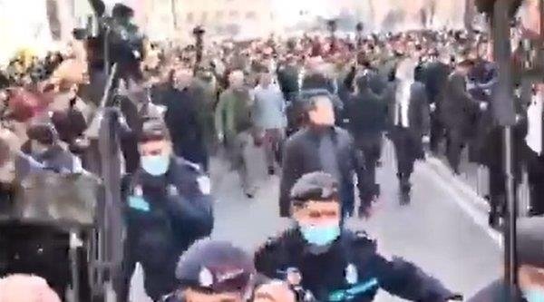 Ermenistan karıştı! Ordu Nikol Paşinyan’a darbeye kalkıştı