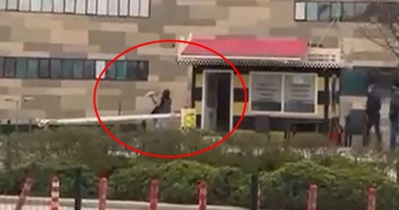 Sosyal medyada gündem oldu | Bursa’da şaşırtan olay: Taksiye alınmayınca duraktaki camı çerçeveyi indirdi!