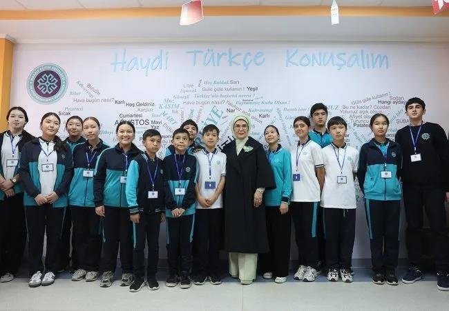 Emine Erdoğan ve Aygül Caparova, Kırgızistan’daki Türkiye Maarif Vakfı’nı ziyaret etti