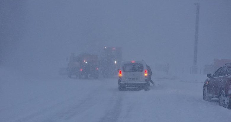Ege’nin yüksekleri kara teslim! Kocayayla geçidinde araçlar yolda kaldı
