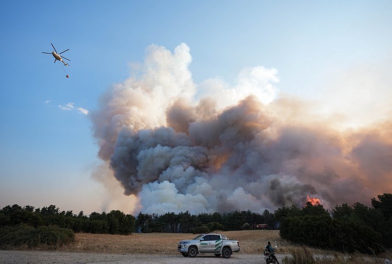 İzmir’de orman yangını! Adnan Menderes Havalimanı’nda seferler aksadı