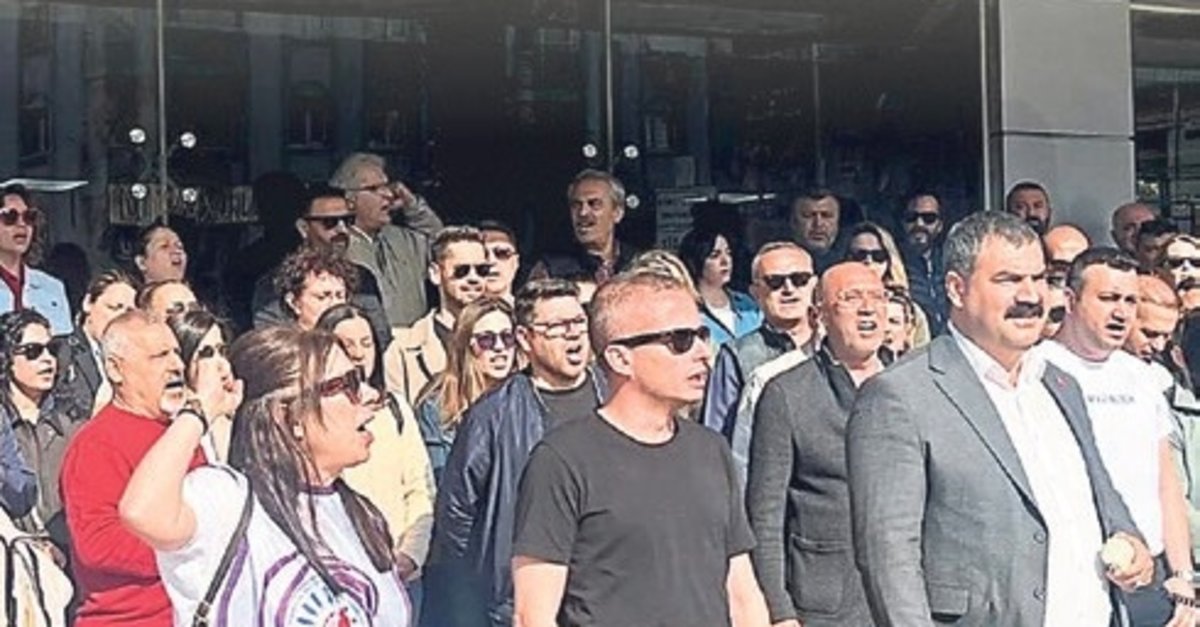 Karşıyaka Belediyesi’nde memurlar iş bıraktı