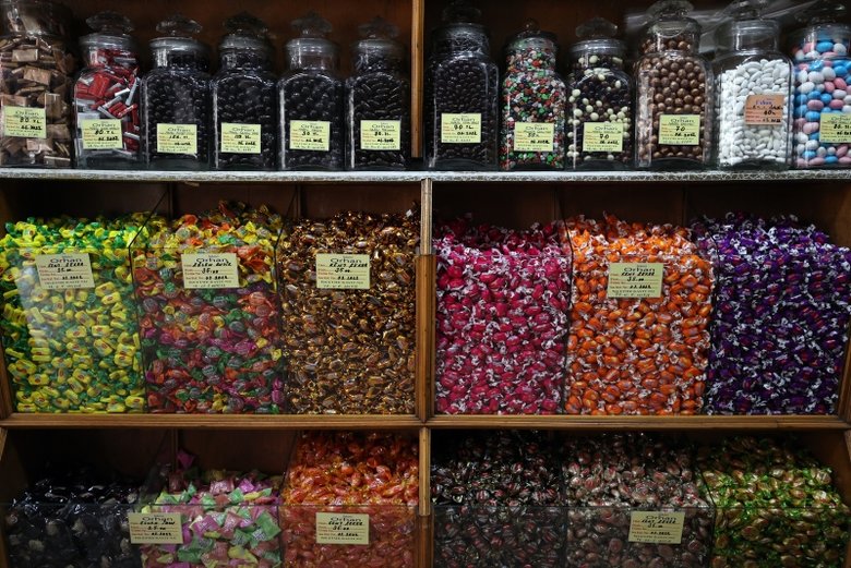 Balıkesirli Şekerci Orhan 9 metrekarelik dükkanında yarım asrı devirdi