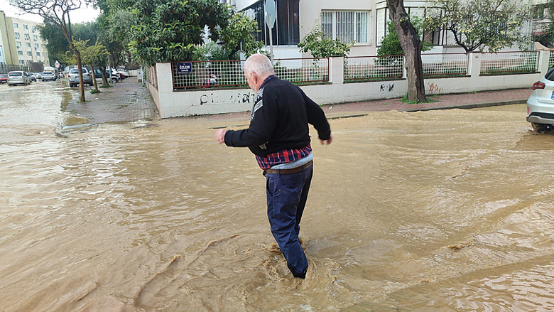 izmirde-saganak-sonrasi-yollar-gole-dondu-vatandaslar-zor-anlar-yasadi-1775409116767.png