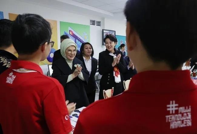 Emine Erdoğan ve Aygül Caparova, Kırgızistan’daki Türkiye Maarif Vakfı’nı ziyaret etti