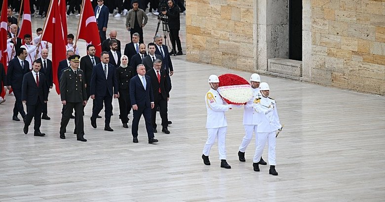 Gençlik ve Spor Bakanı Osman Aşkın Bak ile beraberindeki heyet, Anıtkabir’i ziyaret etti