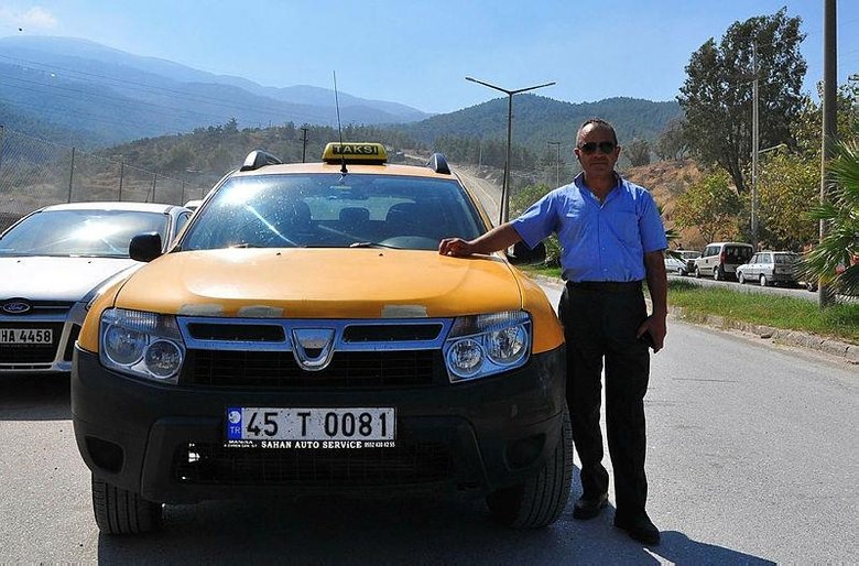 Manisa’ya gelen turist onu arıyor! İlgi çeken taksici