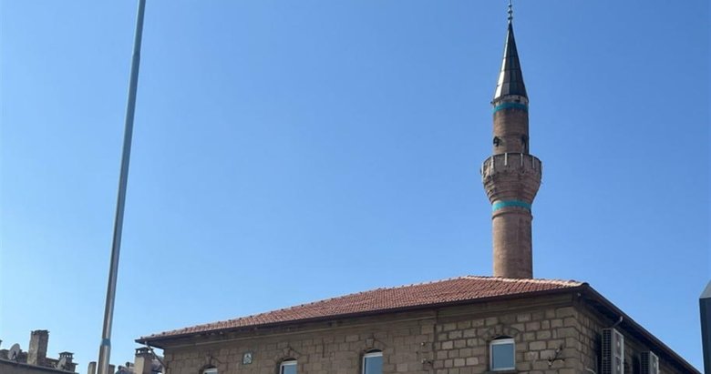 74 yıllık caminin kıblesi yanlış çıktı! Cemaat fark edince doğrusu bulundu