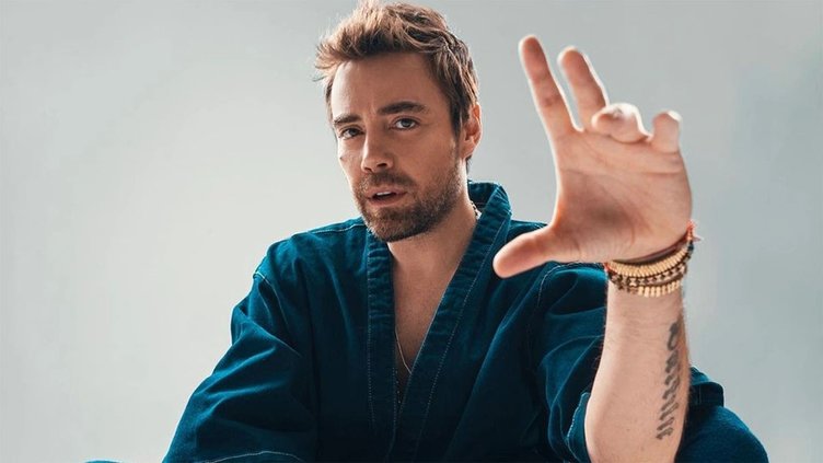 Ünlü şarkıcı Murat Dalkılıç, Kuşadası’nda yeni bir hayata adım atıyor