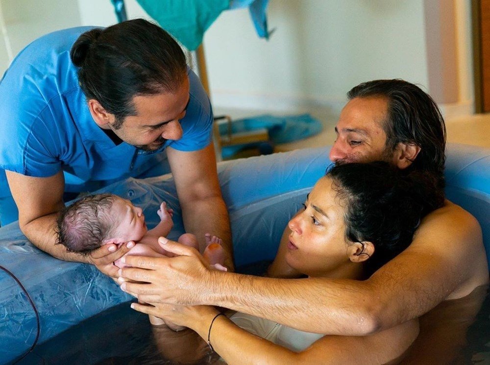İşte Cansu Tosun ve Erkan Kolçak Köstendil’in oğlu Marsel’in suda doğum fotoğrafları