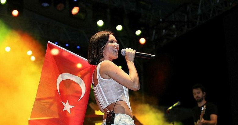 Menemen’de Inna rüzgarı! Festivalde büyük coşku
