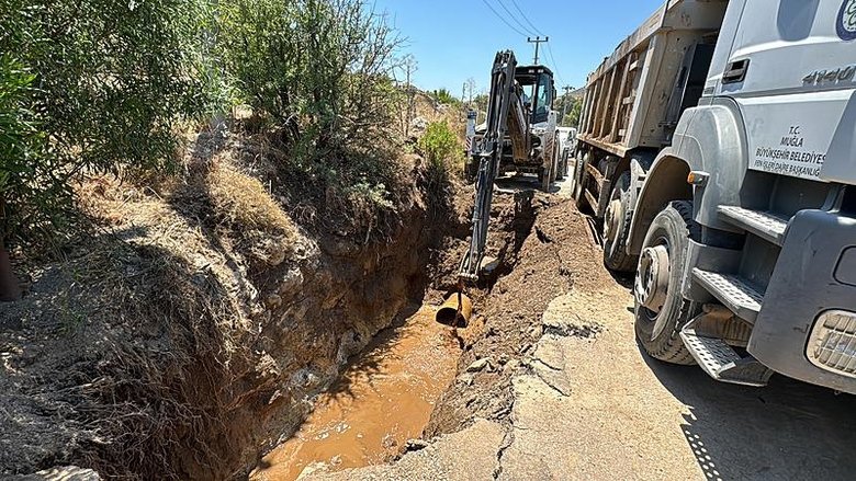 Bodrum’da isale hattı patladı; çukura otomobil düştü! Turgutreis’e 16 saat su verilemeyecek