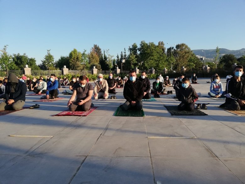 İzmir’de kovid-19 tedbirleri ile bayram namazı kılındı