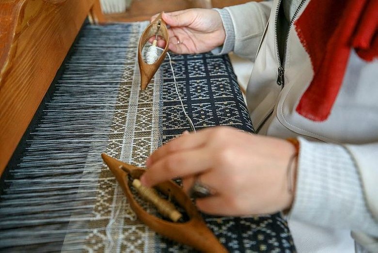 Dedesinden öğrendiği beledi dokumayı gelecek nesillere aktarıyor