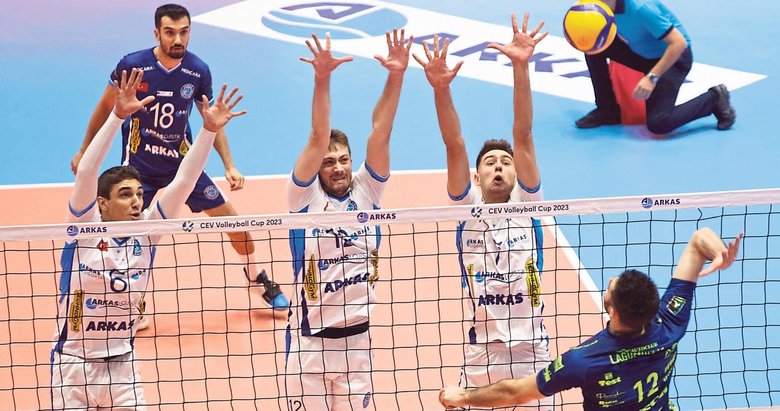 Arkas Spor zora soktu