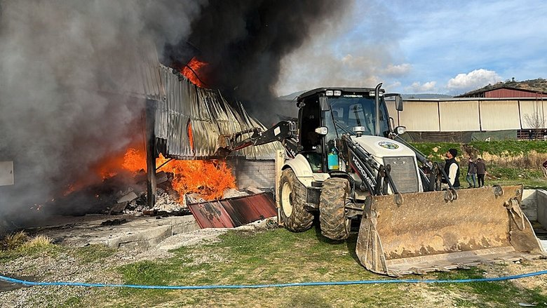 Bozdoğan’da kıl çadır imalathanesinde büyük yangın