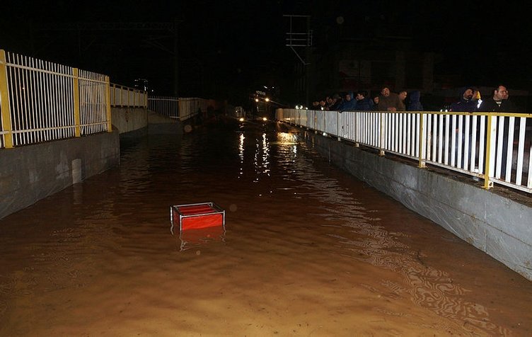İzmir’de alt geçidi su bastı