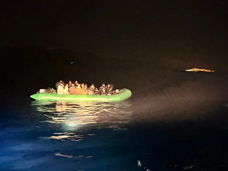İzmir açıklarında hareketli dakikalar: 29 düzensiz göçmen yakalandı