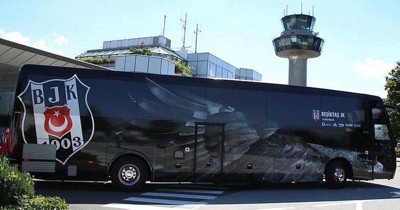 İzmir’de Beşiktaş takım otobüsü sahilden geçerken olay çıktı