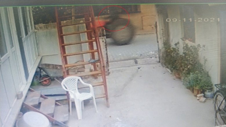 Beceriksiz hırsız, çaldığı çuval yırtılınca arkasına bakmadan kaçtı