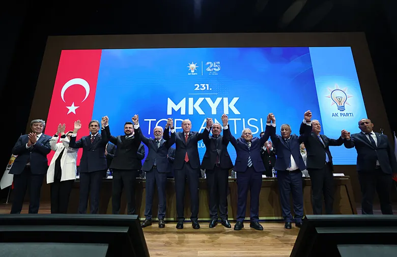 ak-parti-saflari-buyuyor-4-belediye-baskani-daha-rozetini-baskan-erdogandan-aldi-1789065187733.png