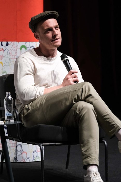 Kerem Bürsin sevenlerini korkuttu!