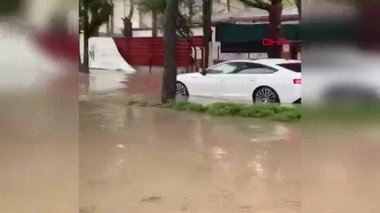 İzmir’i dolu ve sağanak yağış vurdu | video
