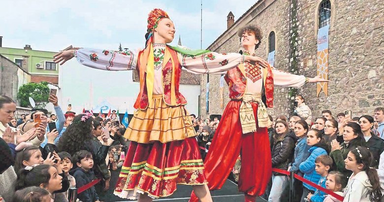 Mesir festivalinde kültür defilesi