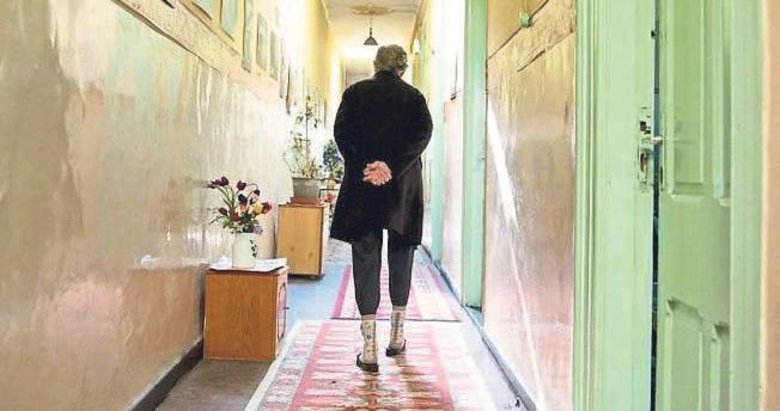 Otel odasına sıkışıp kalan hayatları yazdı