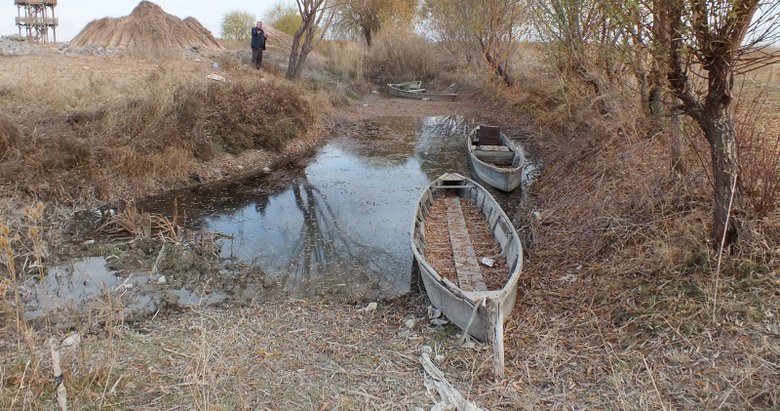 Eber Gölü’nde su günden güne azalıyor