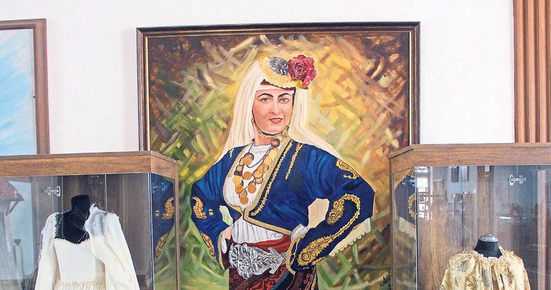 İki asırlık gelinlik 184 yıllık binada sergileniyor