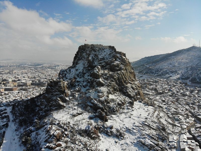Karla kaplanan Karahisar Kalesi’nin havadan görüntüsü büyüledi