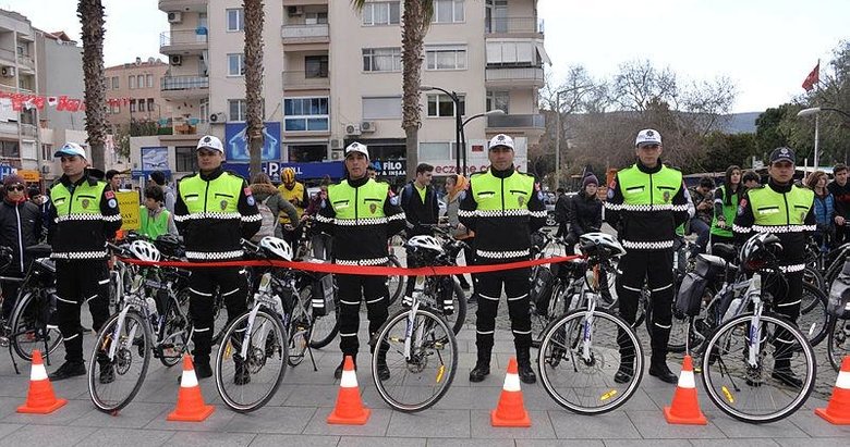 Dikili’de bisikletli polis timleri törenle göreve başladı