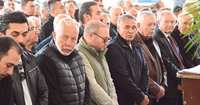 Ersun Yanal, annesini son yolculuğa uğurladı