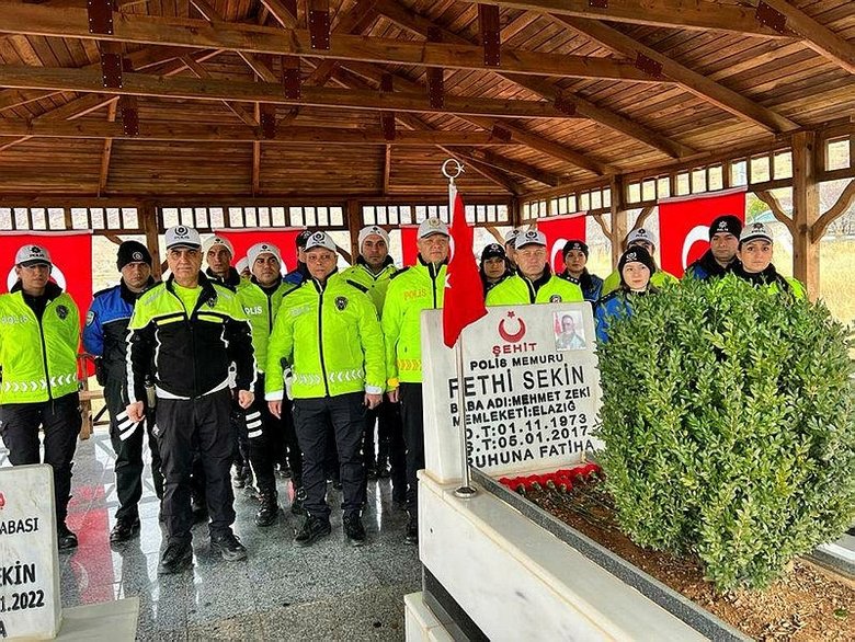 Şehit polis memuru Fethi Sekin, mezarı başında dualarla anıldı