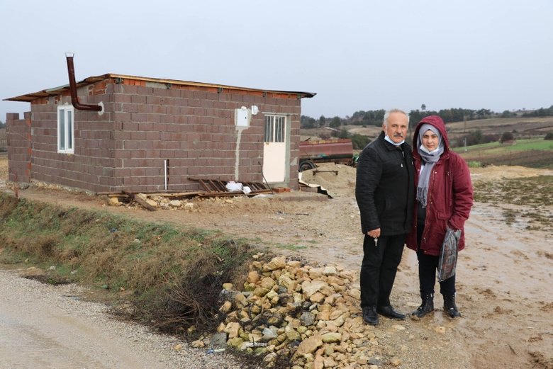 Kızının eğitimi için internet çeken kekik tarlasına baraka yaptı