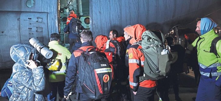 Filistin ekibi depremzedelere yardım etmek üzere yola çıktı