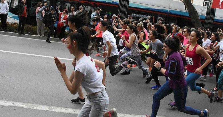 İzmir’de 8 Mart Dünya Kadınlar Günü koşusu düzenlendi