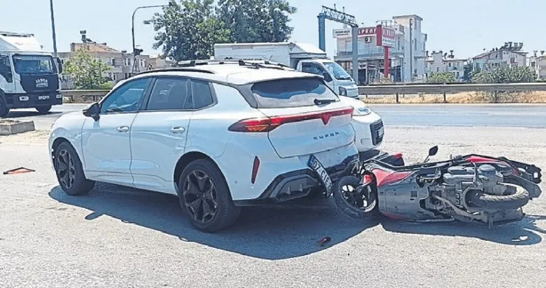 Motosiklet duran araca arkadan çarptı