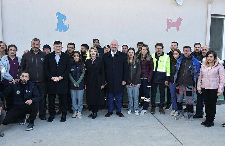 ak-parti-izmir-buyuksehir-belediye-baskan-adayi-hamza-dagdan-hayvan-bakimevine-ziyaret-1706610569116.jpeg